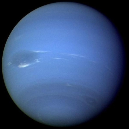 Der blaue Gasplanet Neptun mit seinen Wolken